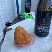 046 Wijn en die Arancini lekker hoor